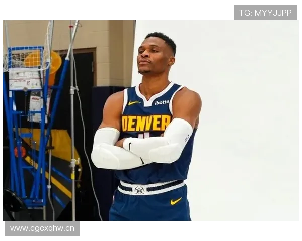 威少衣柜里塞满球衣，家里却连个挂衣服的柜子都没有？